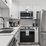 Central 2-Br City Sanctuary - Commuter-Friendly